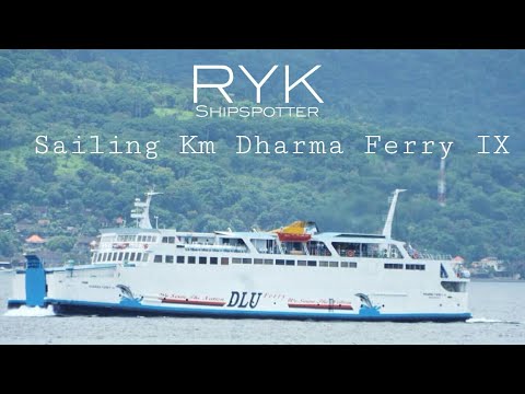 Km Dharma Ferry IX Melintas Di Utara Laut Bali
