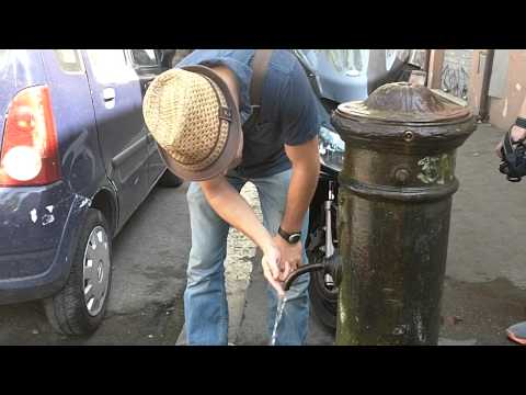 Como beber de uma fontanela (il nasone) em Roma, Itália