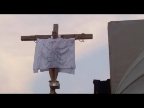 Protest extrem la Eforie Nord. Patronul unui restaurnt s-a răstignit pe o cruce montată pe acoperişul localului VIDEO+FOTO