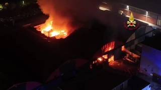 Pero, brucia nella notte un'autorimessa: il video del rogo devastante