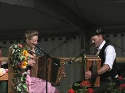 die "Stoabergmusi" spielt den "Florentiner Marsch"