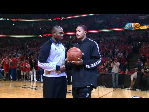 Derrick Rose gets a standing ovation from the Bulls faithful!