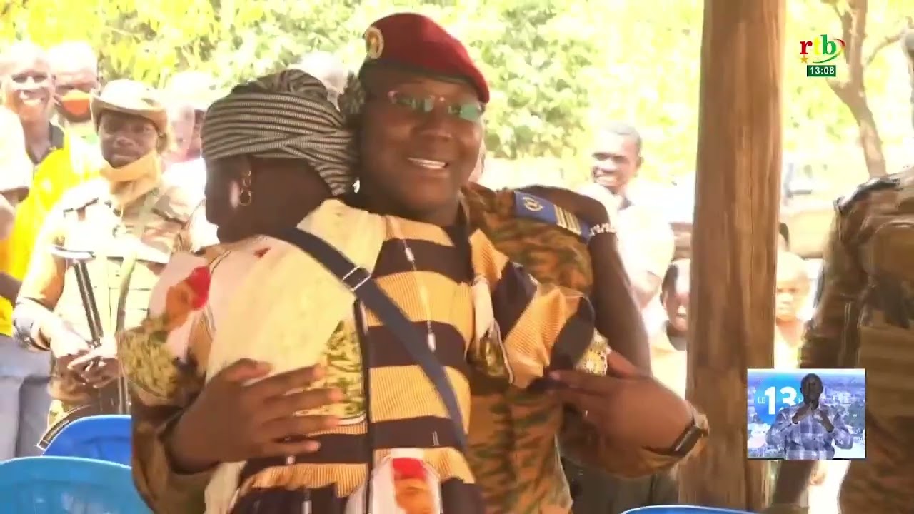 Le ministre de la Famille et la Solidarité apporte son soutien à une localité réinstallée