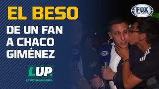 ¡Un aficionado roba un beso al Chaco Giménez en vivo!