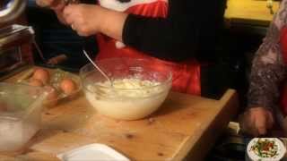 preview picture of video '(FOGGIA)Fatte, cutte e magnàte! La rubrica culinaria foggiana-7 Puntata(2013)(i dolci natalizi)'