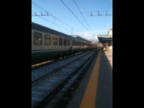 E656-009 titolare del IC 700 transita lentamente per problemi al P.L.