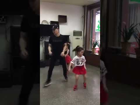 Прекрасное трио  папа танцует с дочками  The lovely trio dad dances with daughters