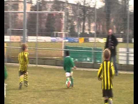 Wilhelmus F13 verplettert HDV F3!