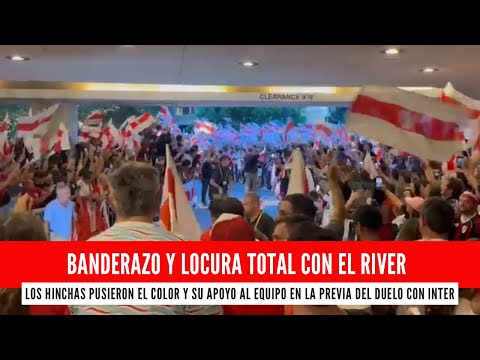 "¡El banderazo y locura total con River! Todo el color y la fiesta en la previa del partido con Inter" Barra: Los Borrachos del Tablón &bull; Club: River Plate &bull; País: Argentina