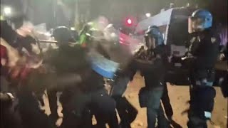 Askatasuna Torino, corteo dopo lo sgombero: i manifestanti vogliono entrare nel centro sociale. B...