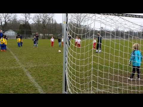 Penalty Senna Vos (de bal moet wel op de stip!)