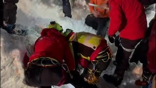 Valanga a Gressoney, escursionista salvato dopo tre ore sotto la valanga. Il salvataggio scavando...
