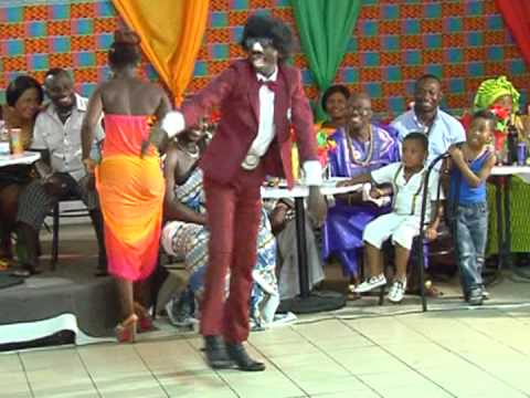 kwadwo nkansah at kente show in italy dancing Azonto & alkayida