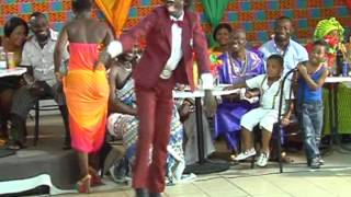 kwadwo nkansah at kente show in italy dancing Azonto & alkayida