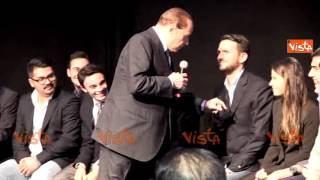 BERLUSCONI A UNA RAGAZZA: HAI IL NUMERO DI TELEFONO? E POI SALTA DAL PALCO 16-10-15
