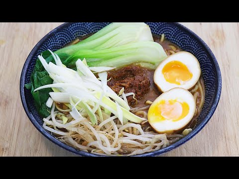 Ramen picante japonés con caldo de miso