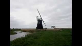 preview picture of video 'Old Wind-Pump Turning Slowly'