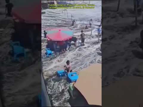 Fuerte Oleaje en Playa El Majahual, distrito de La Libertad Costa, La Libertad, El Salvador