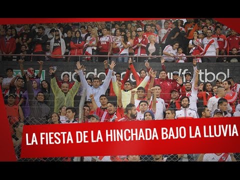"River vs Quilmes: La fiesta de la hinchada bajo la lluvia" Barra: Los Borrachos del Tablón • Club: River Plate