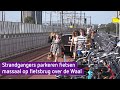 Fraai zomerweer zorgt onbedoeld voor overlast van fietsen op brug