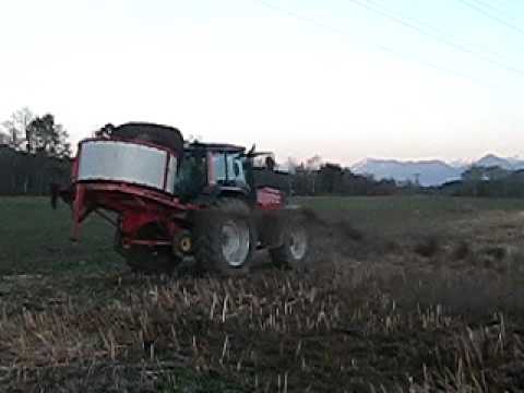 Valtra 8150Hi mit Ballenauflöser