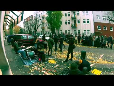 Pred sídlom SOZA hrali Chiki liki tu-a pieseň Ďakujem