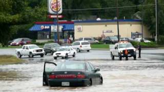 preview picture of video 'CHATTANOOGA 2-26- 2009 CAR GETS FLOODED AND POLICEMAN GETS MAD AT DRIVER'