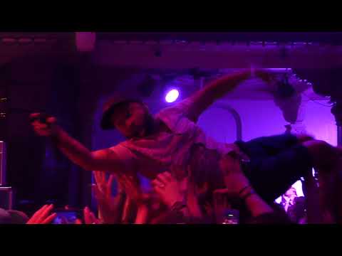 Maurino Alarcon crowdsurfen @ Paradiso Amsterdam 22-3-2018