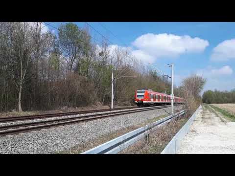 Eine S-Bahn fährt durch die Baustelle in Unterföhring an der A99