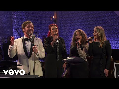 David Phelps - White Christmas (Live) ft. Callie Phelps