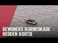Tweetal springt in water om boot te redden tijdens storm Poly