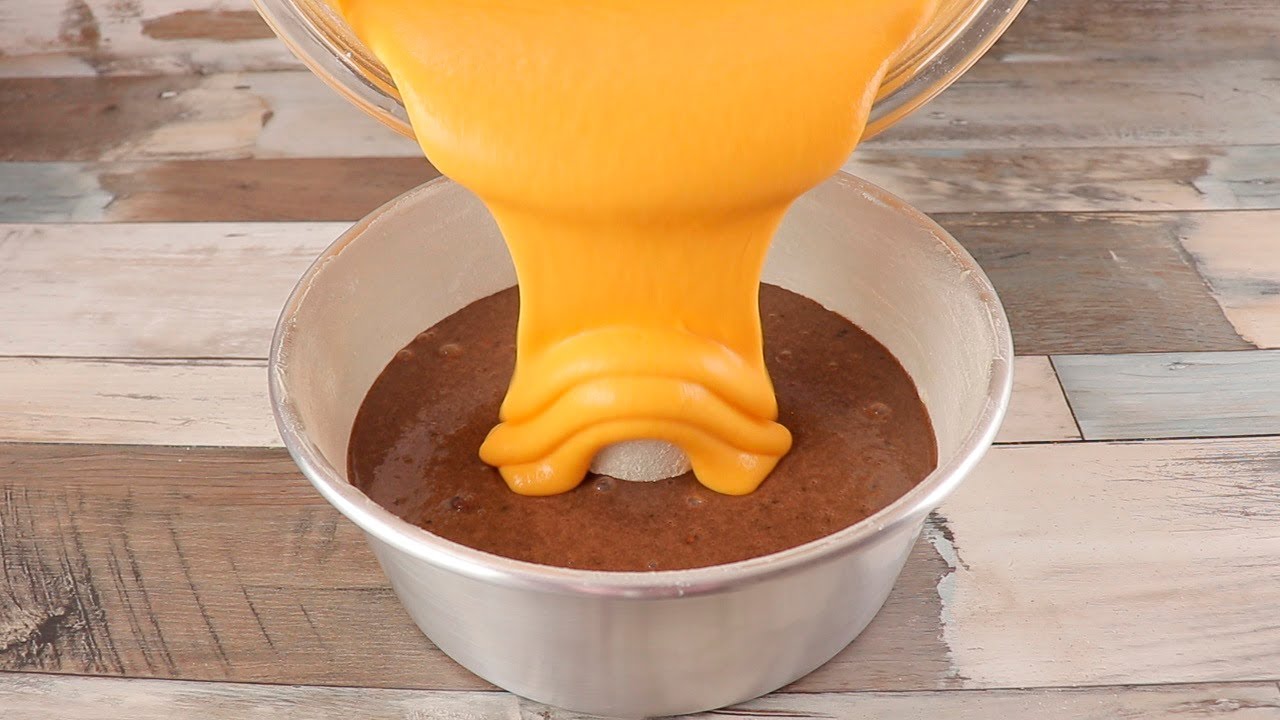 Watch Now BOLO DE CENOURA INVERTIDO JÁ SAI RECHEADO DO FORNO! BOLO DE CENOURA INVERTIDO JÁ SAI RECHEADO DO FORNO!