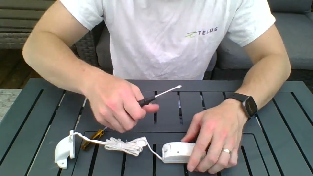 How do I replace the battery for my wireless flood detector (Gen 2)