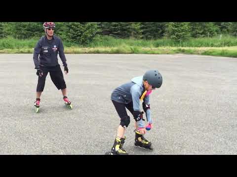 Céline übt das Inline Skaten mit Jörg