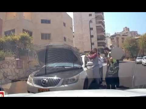 צפו - פעוטות חולצו מרכב בנתניה    