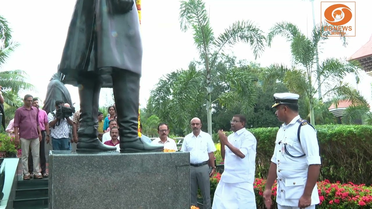 നിയമസഭാ സമുച്ചയത്തിലെ നെഹ്റു പ്രതിമയിൽ  സ്പീക്കർ ത?