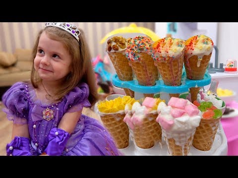 Eva Princess and Mom pretend play ice cream shop