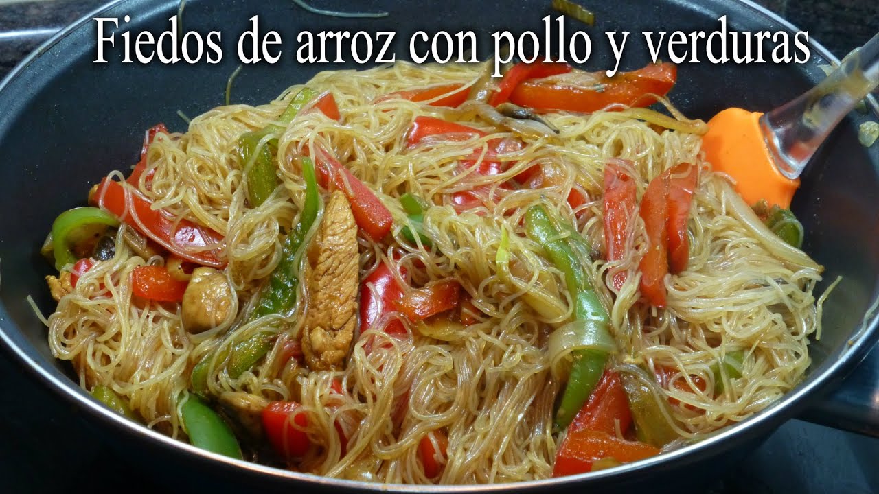 Fideos de arroz con pollo y verduras - Receta casera fácil