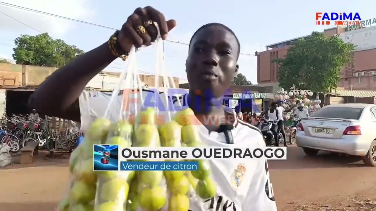 Vacances à Bendogo : Des enfants troquent jeux contre débrouille .