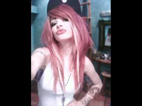 scene queen Amor Hilton