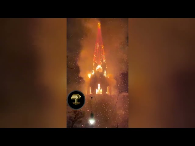 Siguen quemando iglesias: La torre de una iglesia famosa de Ámsterdam es devorada por un incendio