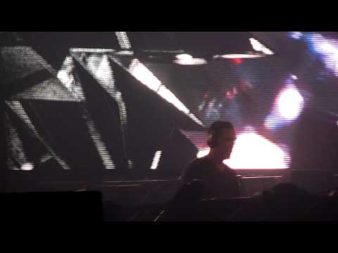 Sandro Silva & Quintino vs. Example - Epic The Way You Kiss Me (Hardwell Mashup) INOX PARK 2011 HD