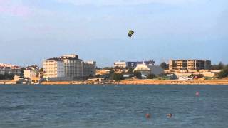 preview picture of video 'Кайтсерфер на пляже Омега в Севастополе'