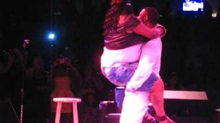 Keith Sweat picks BIG GIRL out audience &amp; Freaks her down on Stage!
