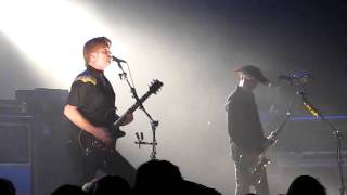 &quot;The Bronze&quot; Queens of the Stone Age (live) 2011
