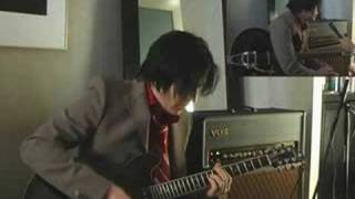 Video thumbnail for Troy Van Leeuwen rocks with his VOX AC50CPH by Vox Amps