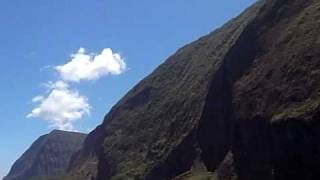 preview picture of video 'Kayaking beneath the tallest sea cliff in the world on Molokai'