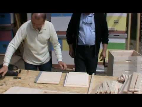 2. Viorel arata cum se monteaza un "Bio Stup - Ioan Ursu" primit la pachet prin curierat 2/4