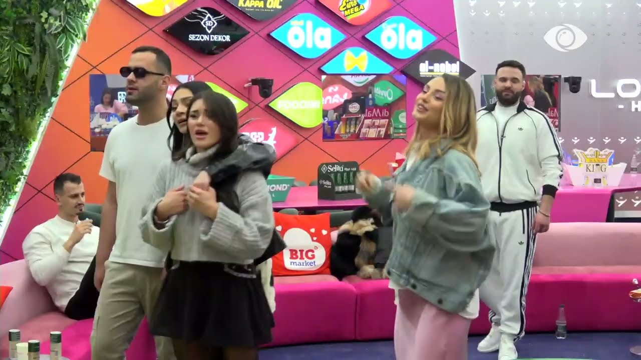 Sa shumë të pasna dashtë/ Banorët këndojnë njëzëri