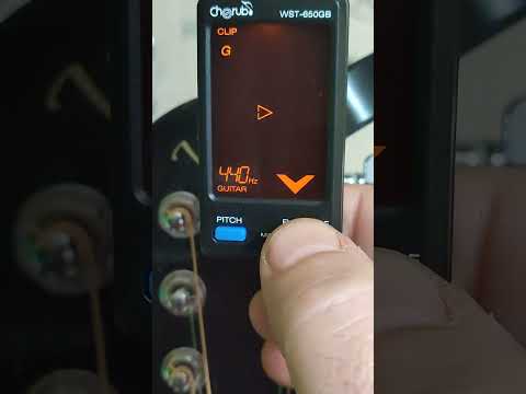 Гитарный тюнер WST - 650GB на гитаре.